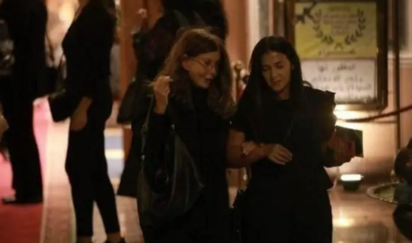 ميرفت أمين تثير الجدل بأناقتها بدون مكياج